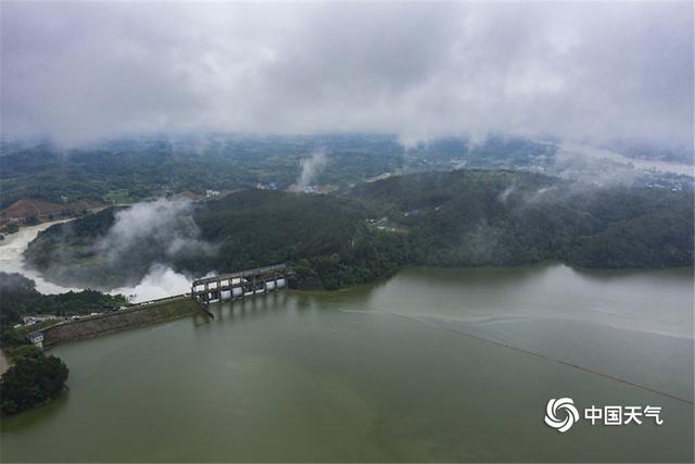 壮观!湖北黄冈最大水库白莲河水库开闸泄洪