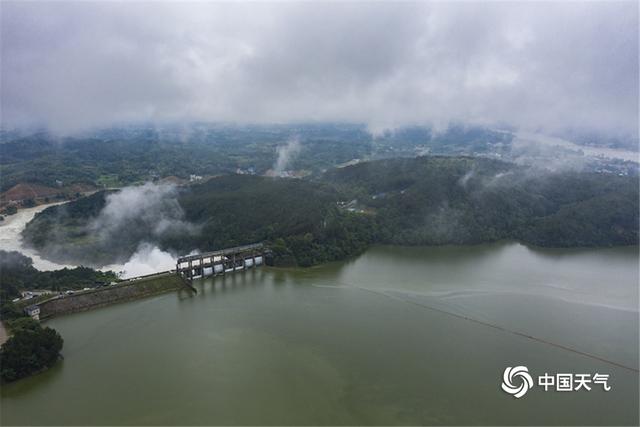 壮观！湖北黄冈最大水库白莲河水库开闸泄洪