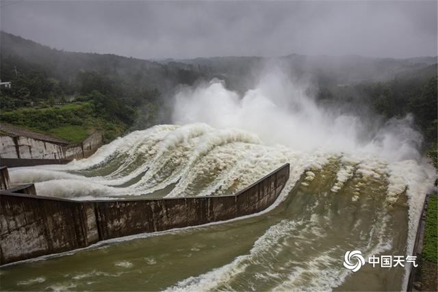 壮观!湖北黄冈最大水库白莲河水库开闸泄洪