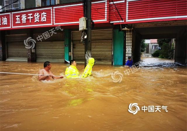 武汉遭遇大暴雨积水过腰 高考期间湖北多地仍有暴雨到大暴雨