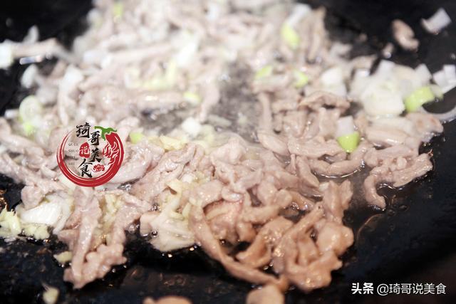 炒木耳时,“噼啪”炸锅真吓人!只需多做1步,木耳不炸锅更好吃