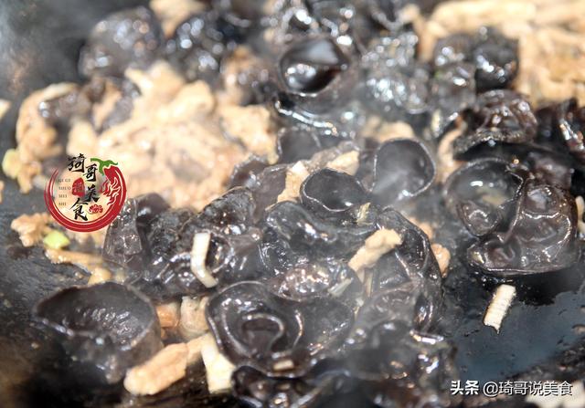 炒木耳时,“噼啪”炸锅真吓人!只需多做1步,木耳不炸锅更好吃