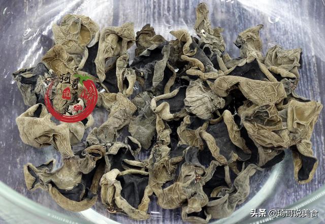 炒木耳时,“噼啪”炸锅真吓人!只需多做1步,木耳不炸锅更好吃