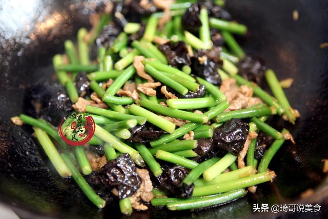 炒木耳时,“噼啪”炸锅真吓人!只需多做1步,木耳不炸锅更好吃