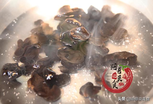 炒木耳时,“噼啪”炸锅真吓人!只需多做1步,木耳不炸锅更好吃