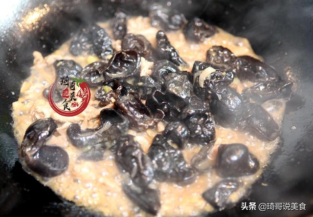 炒木耳时,“噼啪”炸锅真吓人!只需多做1步,木耳不炸锅更好吃