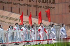 图为高考首日，北京晴晒