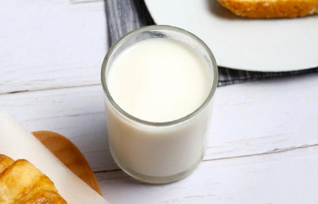 牛奶和豆浆的营养有啥区别，哪个更适合孩子喝？平时应该怎么选择