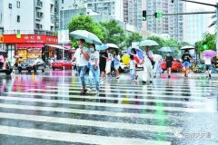 路面积水及时清除，市民