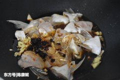等汤汁很少，把巴沙鱼鳍
