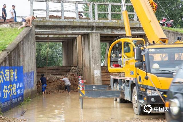 长江湖北黄冈段水位高涨 抽排设备紧急排涝