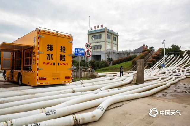 长江湖北黄冈段水位高涨 抽排设备紧急排涝