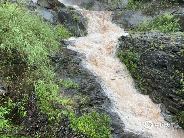 危险!强降雨致云南昭通新滩镇突发山洪