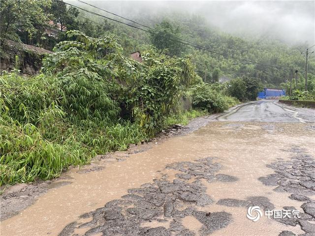 危险！强降雨致云南昭通新滩镇突发山洪