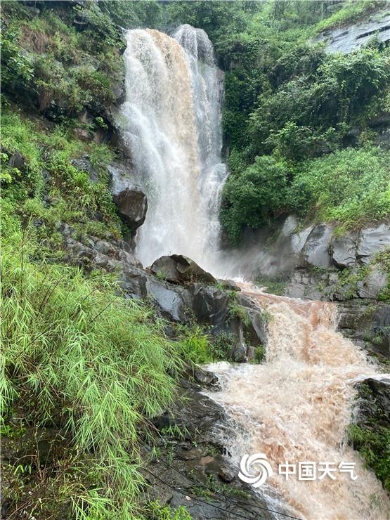 危险！强降雨致云南昭通新滩镇突发山洪