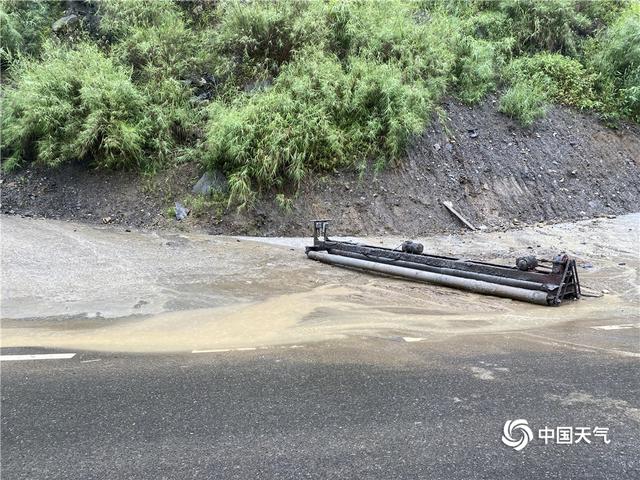 危险!强降雨致云南昭通新滩镇突发山洪