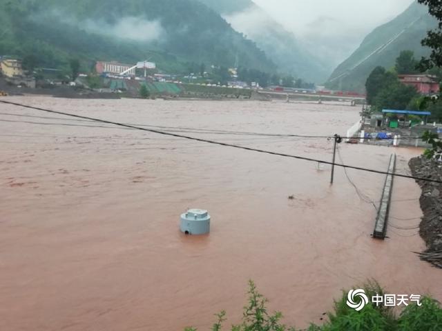 四川凉山美姑县遭遇强降雨 水位暴涨房屋损毁道路中断