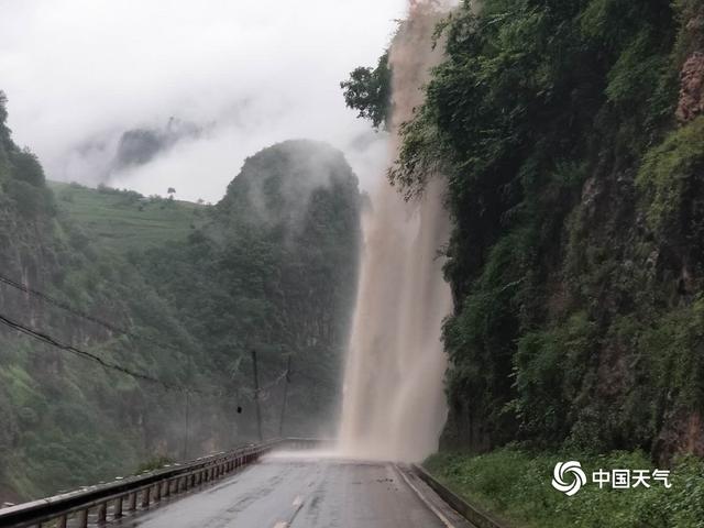 四川凉山美姑县遭遇强降雨 水位暴涨房屋损毁道路中断