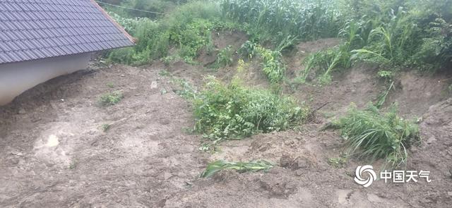 四川凉山美姑县遭遇强降雨 水位暴涨房屋损毁道路中断