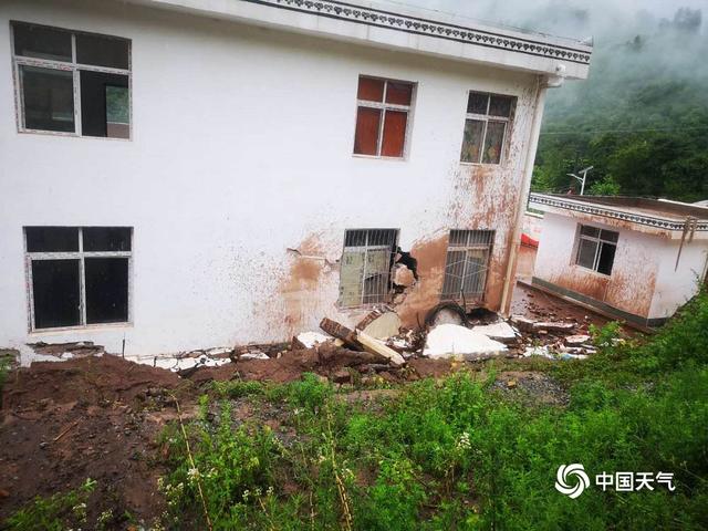 四川凉山美姑县遭遇强降雨 水位暴涨房屋损毁道路中断