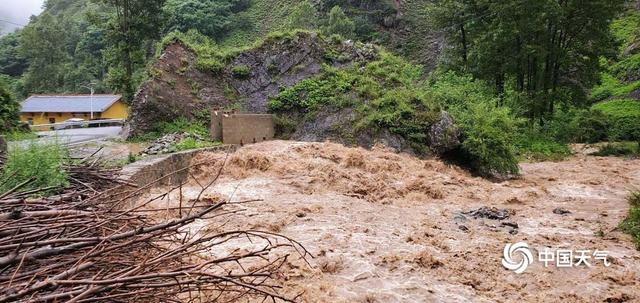 四川凉山美姑县遭遇强降雨 水位暴涨房屋损毁道路中断