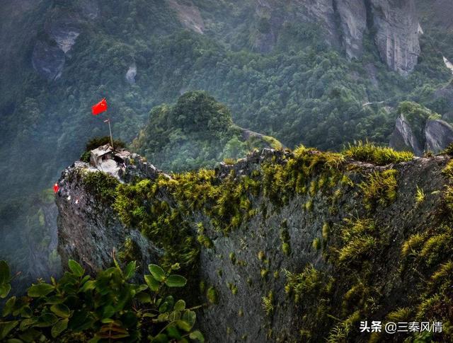 广西和湖南共有的景区,波澜壮阔很壮观,曾矛盾不断,现和睦相处