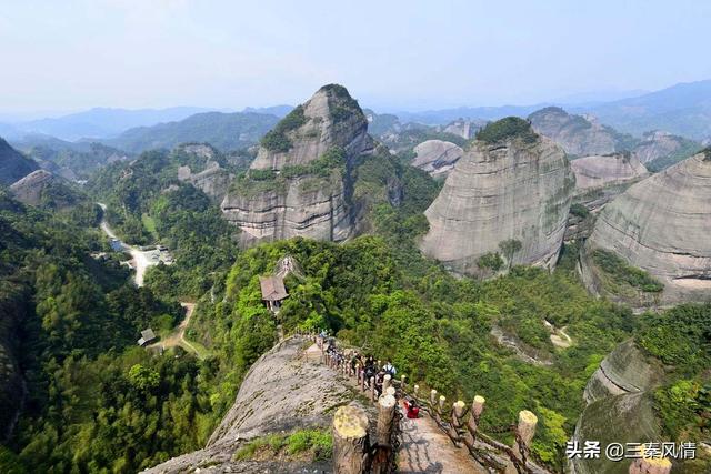 广西和湖南共有的景区,波澜壮阔很壮观,曾矛盾不断,现和睦相处