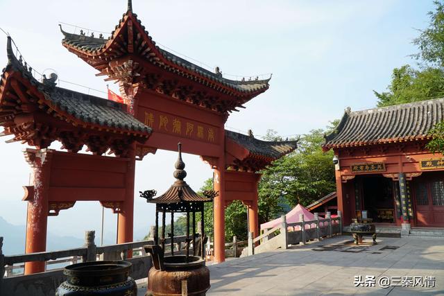 广西和湖南共有的景区,波澜壮阔很壮观,曾矛盾不断,现和睦相处