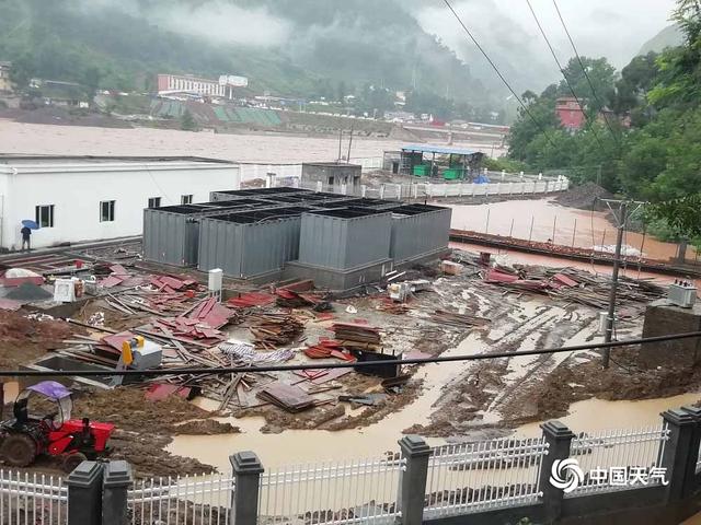 四川凉山美姑县遭遇强降雨 水位暴涨房屋损毁道路中断