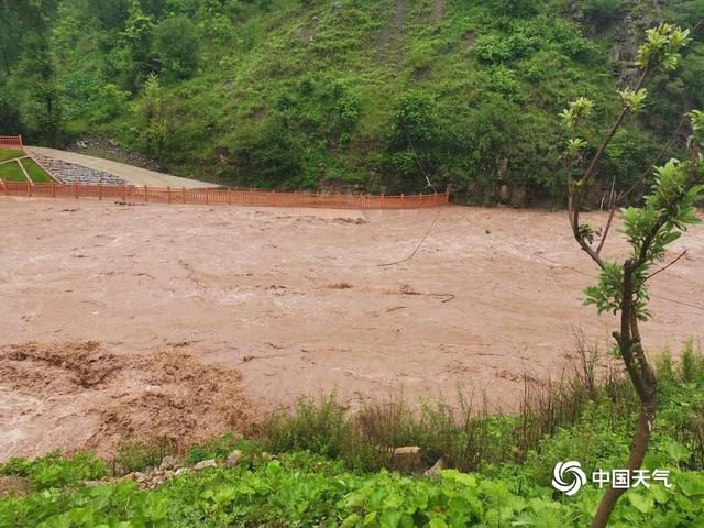 四川凉山美姑县遭遇强降雨 水位暴涨房屋损毁道路中断