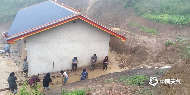 四川凉山美姑县遭遇强降雨 水位暴涨房屋损毁道路中断