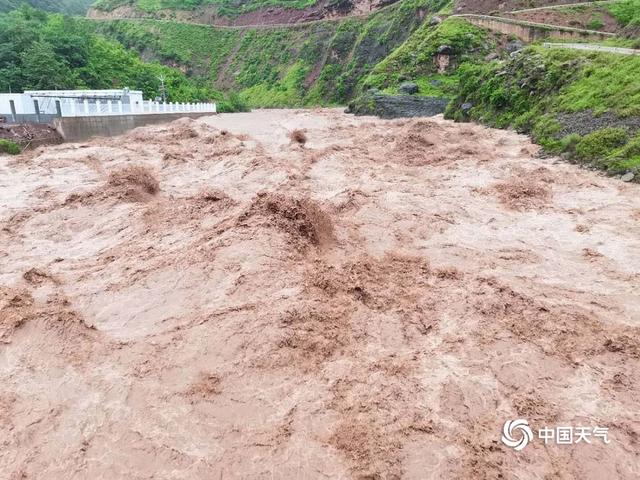 四川凉山美姑县遭遇强降雨 水位暴涨房屋损毁道路中断