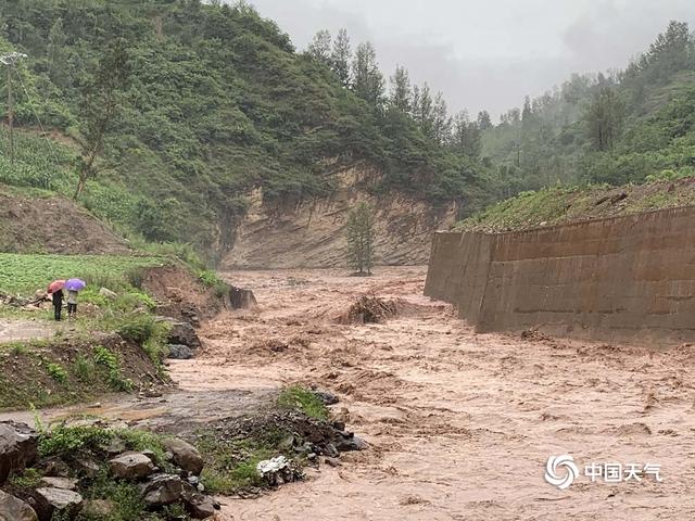 四川凉山美姑县遭遇强降雨 水位暴涨房屋损毁道路中断