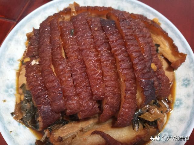 梅菜扣肉的家常做法,扣肉肥而不腻,软而不烂酥香味美,就这样做