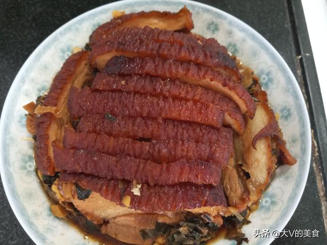 梅菜扣肉的家常做法,扣肉肥而不腻,软而不烂酥香味美,就这样做