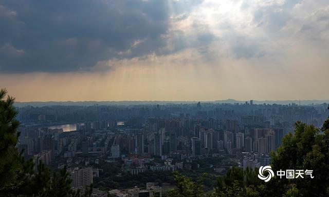 重庆降雨暂歇 现壮丽“丁达尔效应”景观