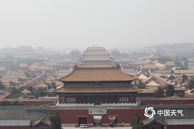 入伏首日北京闷热“应景”街头行人防晒包裹严实