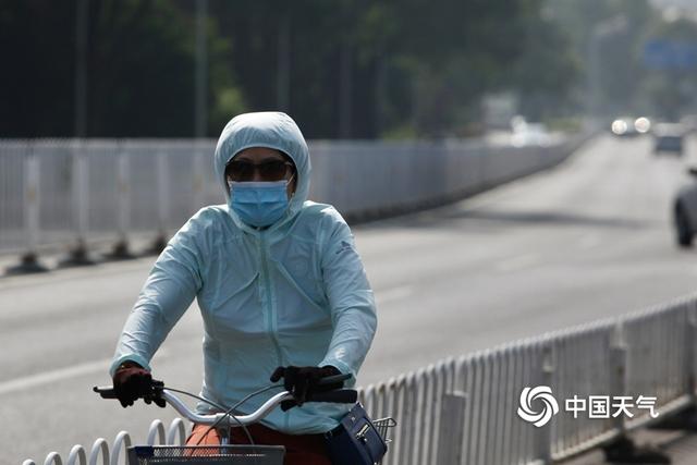 入伏首日北京闷热“应景”街头行人防晒包裹严实
