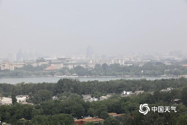 入伏首日北京闷热“应景”街头行人防晒包裹严实