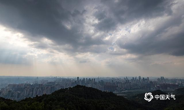 重庆降雨暂歇 现壮丽“丁达尔效应”景观