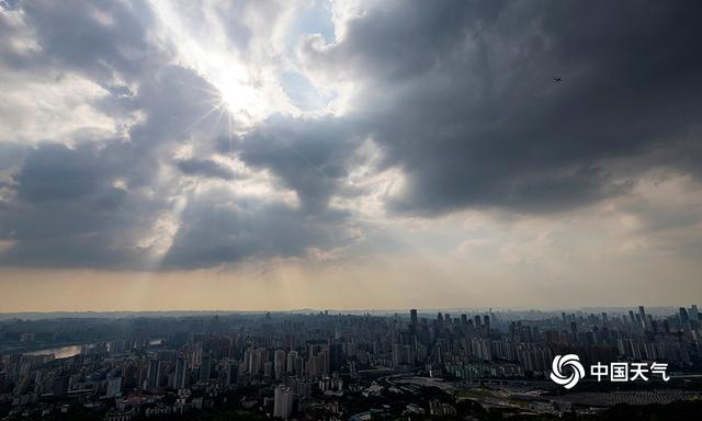 重庆降雨暂歇 现壮丽“丁达尔效应”景观