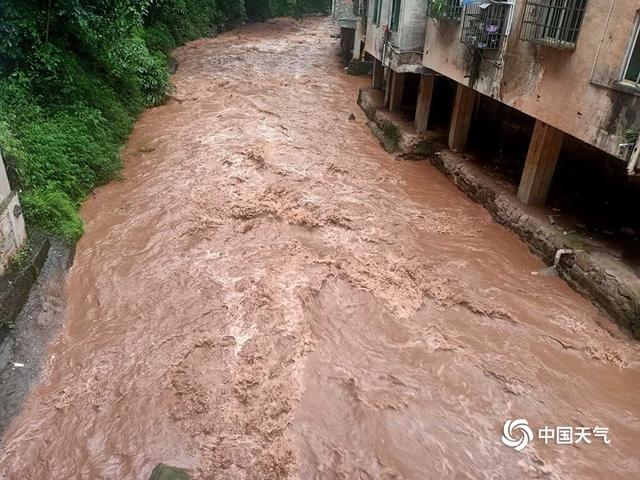 四川宜宾遭遇强降雨 道路塌方水位上涨