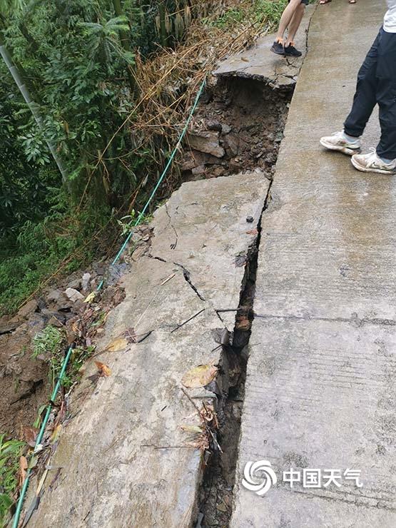 四川宜宾遭遇强降雨 道路塌方水位上涨