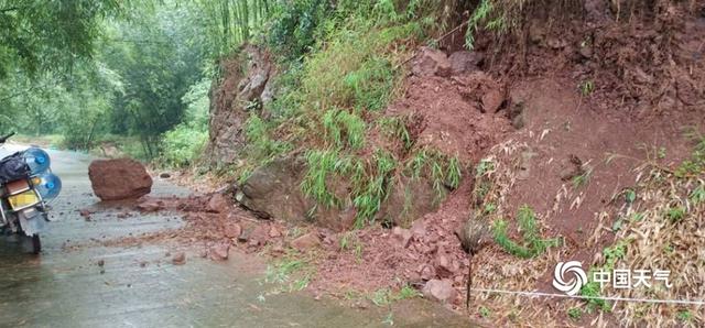 四川宜宾遭遇强降雨 道路塌方水位上涨