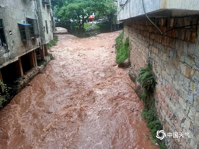 四川宜宾遭遇强降雨 道路塌方水位上涨