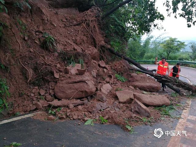 四川宜宾遭遇强降雨 道路塌方水位上涨