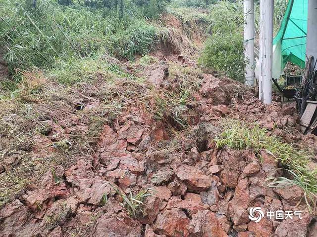 四川宜宾遭遇强降雨 道路塌方水位上涨