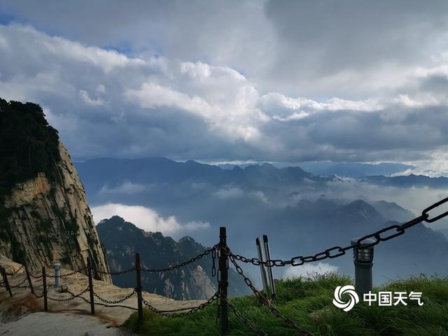 雨后初歇 陕西华山景区云海翻腾似仙境