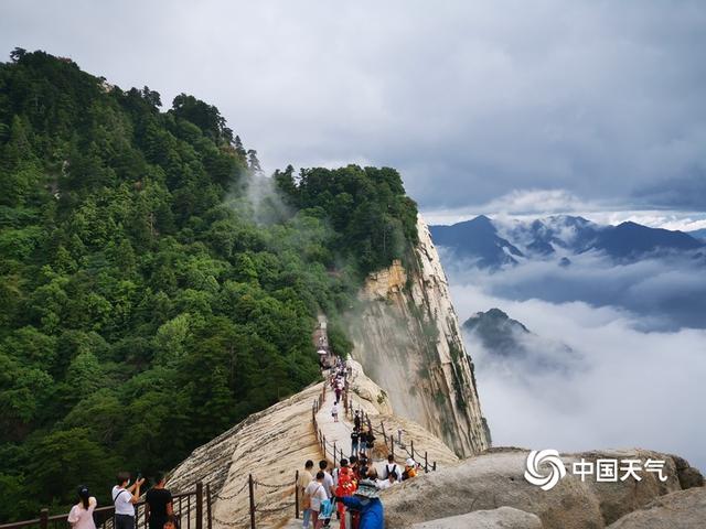 雨后初歇 陕西华山景区云海翻腾似仙境