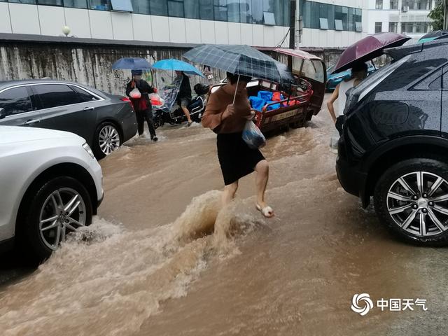 湖北恩施遭遇强降水 道路积水明显公众出行受阻